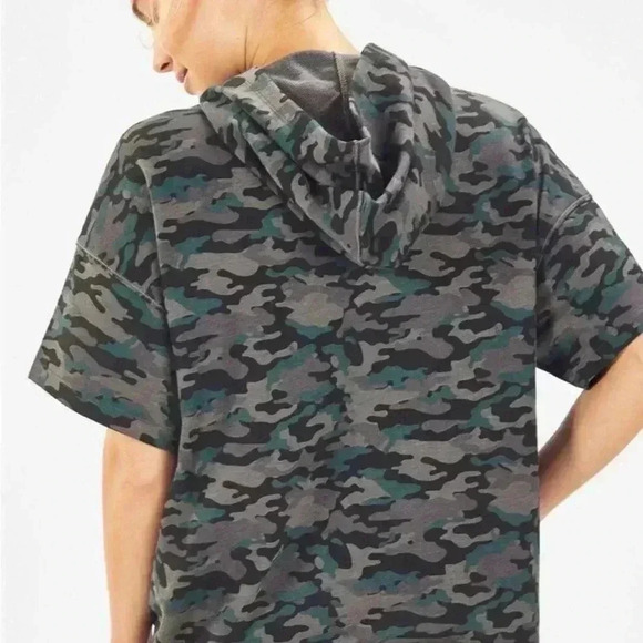 Womens Fabletics Hadley Hi Lo Short Sleeve Tee Hoodie Camo Print Size XS Pockets - Picture 2 of 6
